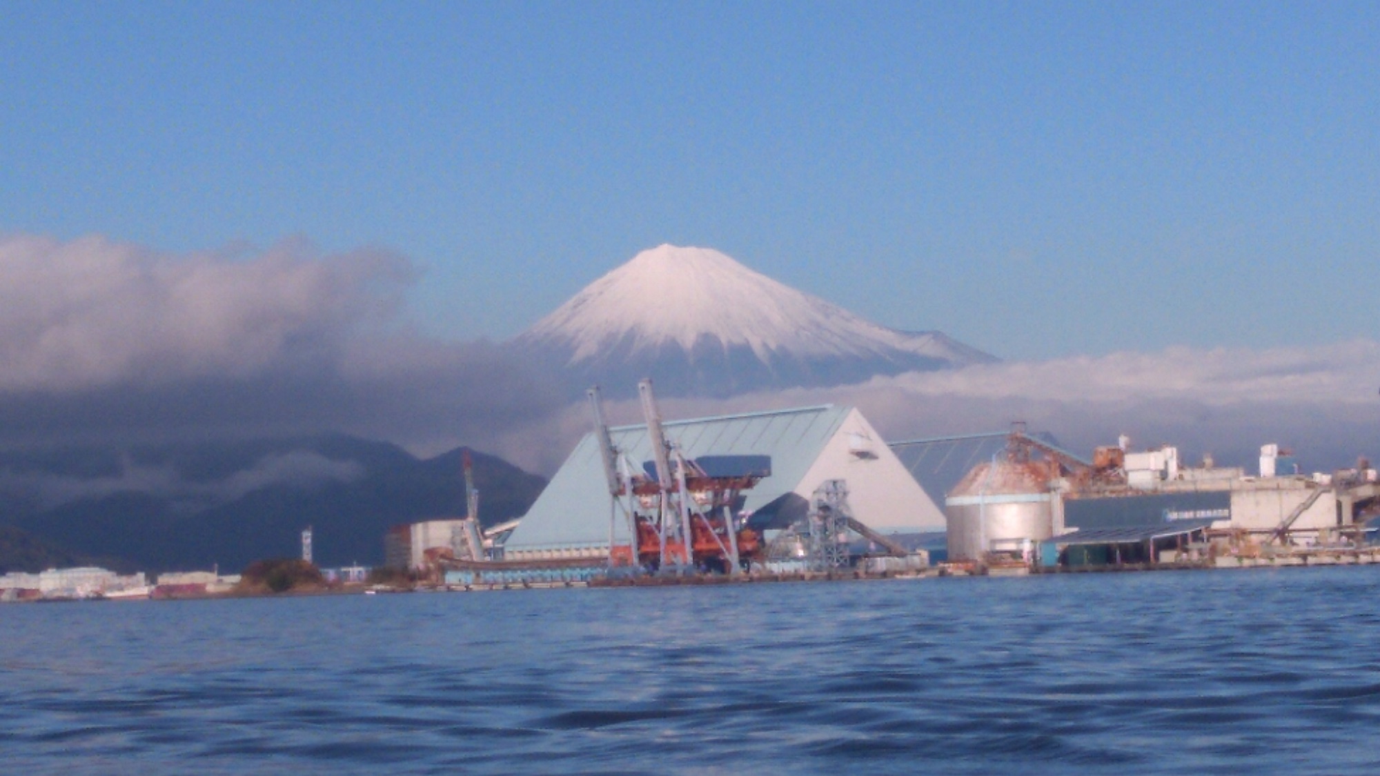 雨上がって雪化粧した見事な富士山がお出まし(((o(*ﾟ▽ﾟ*)o)))♡サムネイル